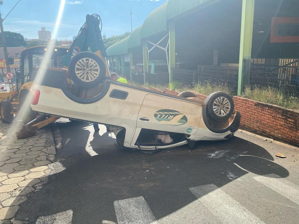 Foto 2 de 3 — Veículo capota após colisão na Avenida Portugal em Araraquara; veja as fotos